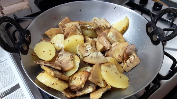 Fry kathal and potato till golden brown 