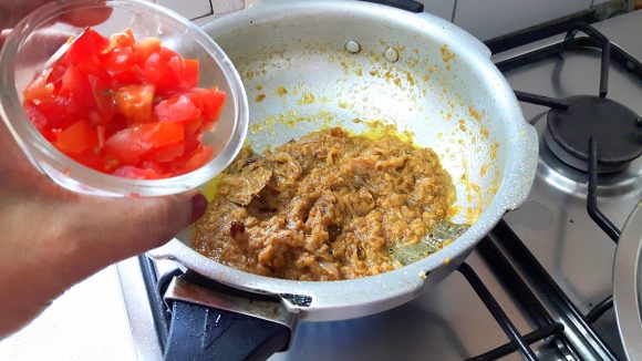 Add ground onion ,chopped tomato and ginger paste 