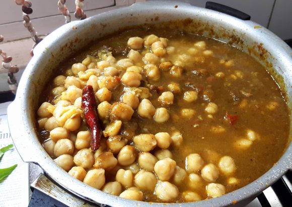 Chhole (chana masala)