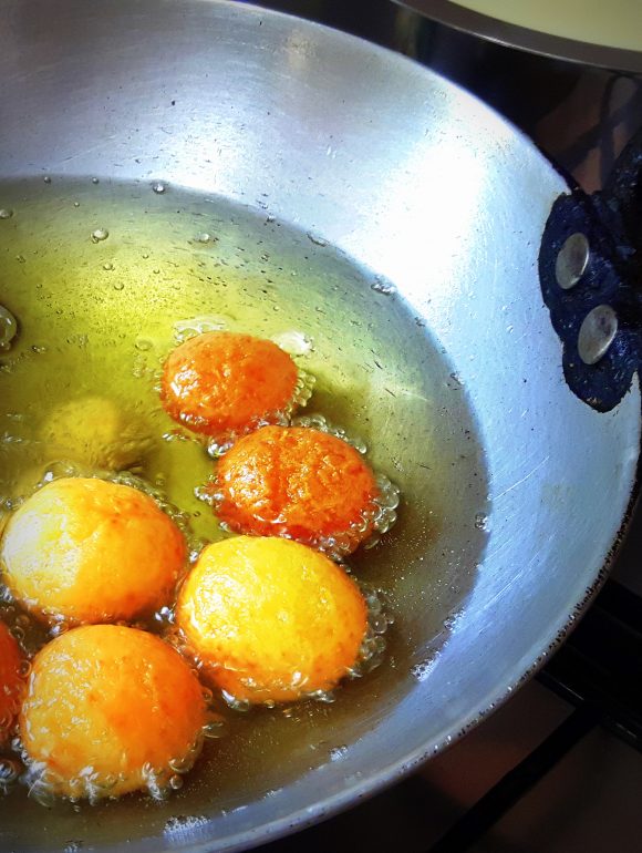 frying gulabjamin