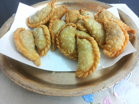 Khoa pudukiya/gujhiya/fried sweet dumpling 