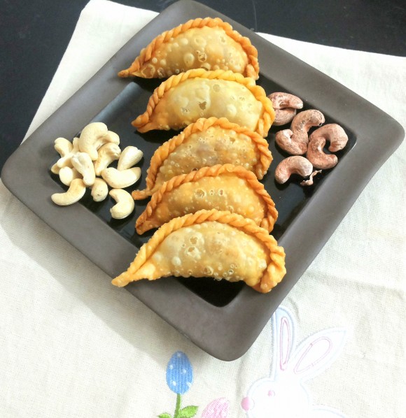 Khoa pudukiya/gujhiya/fried sweet dumpling 