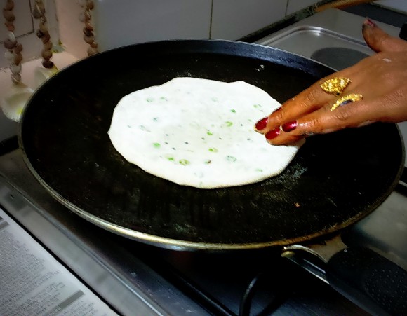 stuffed peas paratha