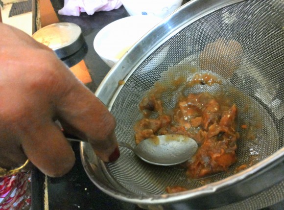 taking out pulp of tamarind