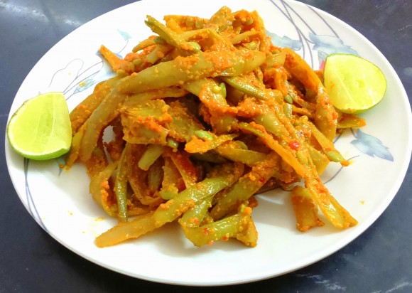 Achari guwar phalli (cluster beans)