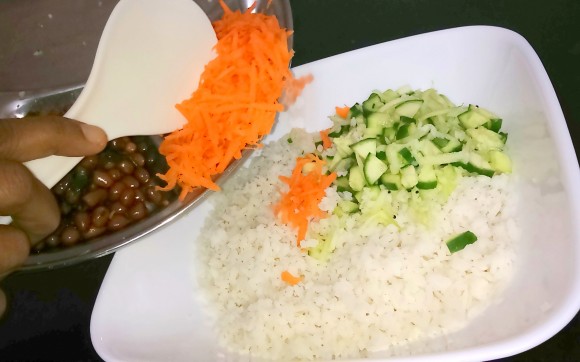 Wash poha with cucumber and carrot