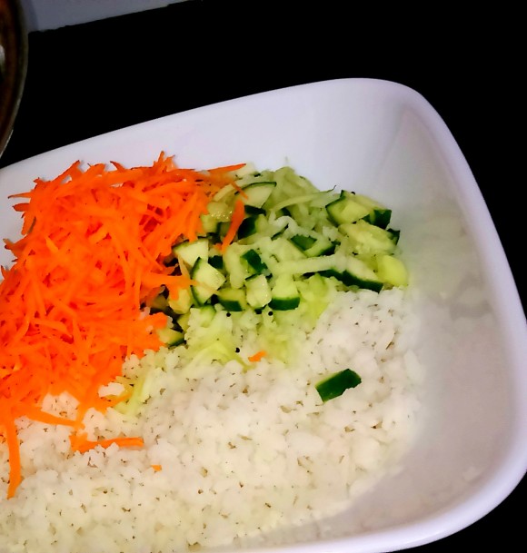 Wash poha with cucumber and carrot