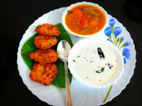 Vada (Maidu- vada)–Sāmbhar