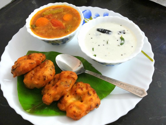 Vada (Maidu- vada)–Sāmbhar