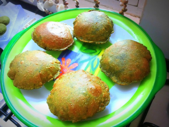 Palak (spinach) poori