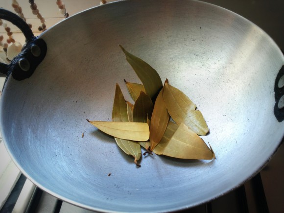 Roast bay leaf 