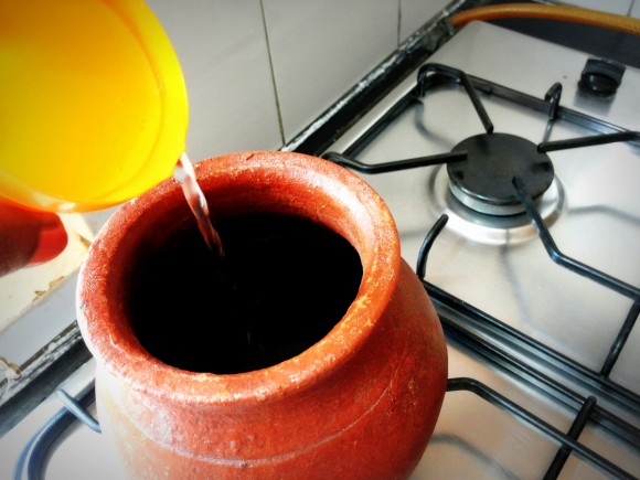 earthen pot along with 4 cup of water