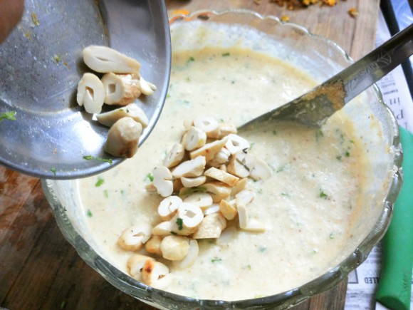 add fresh coriander leaves, fried cashew nut, chopped ginger and fried coconut