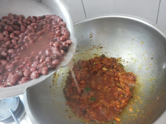 Add boiled Rajma 