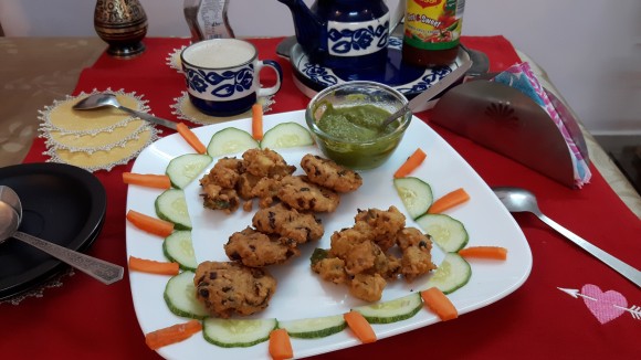 Kachari (split Bengal gram) pakoda (fritters)