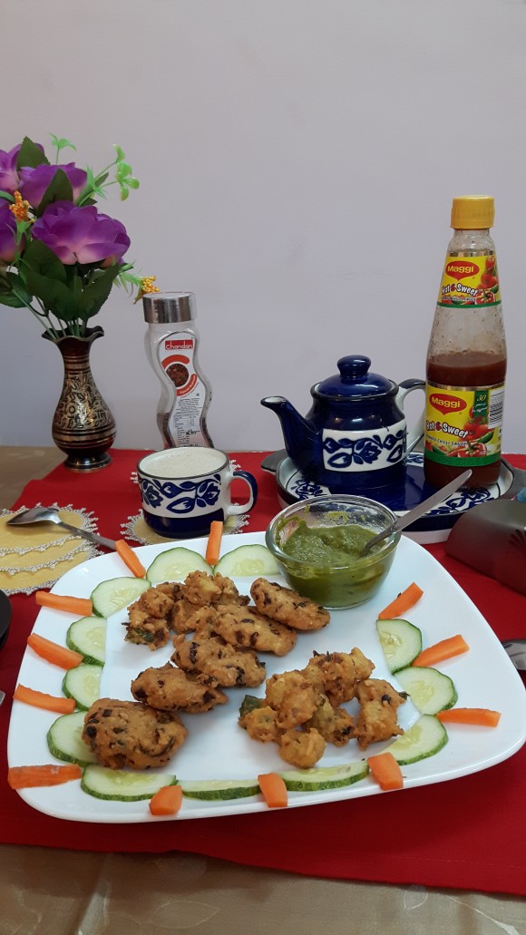 Kachari (split Bengal gram) pakoda (fritters)