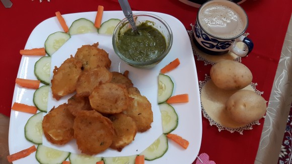 Aaloo (potato) pakoda (fritters)