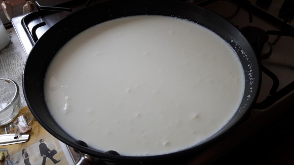 Pour the milk into the pan 