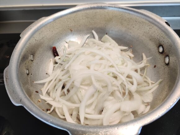 add sliced onion