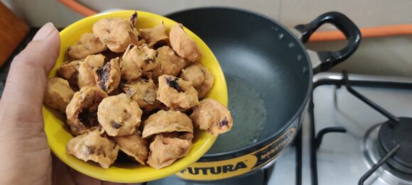 frying amritsari Vadi