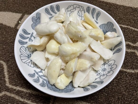 Peel out the Kachche Singhara (Fresh Water Chestnuts)