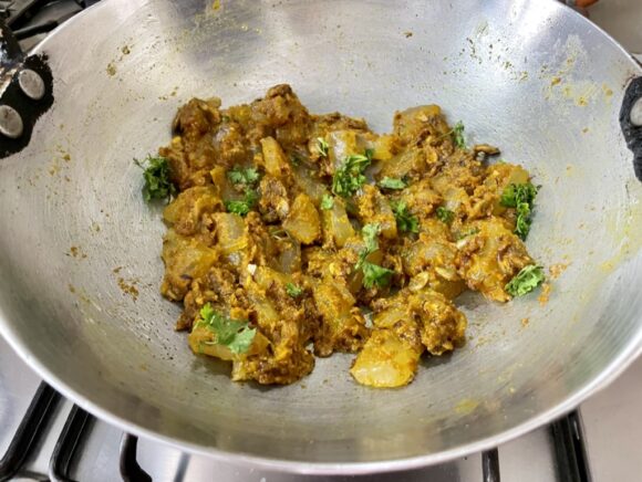 sprinkle green coriander leaves.