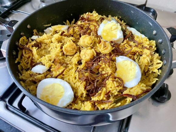 decorate with remaining one tablespoon fried onion and boiled eggs.