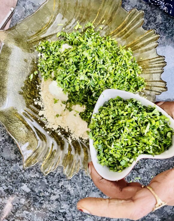 Chop the coriander leaves, ginger and green chilli into fine pieces,