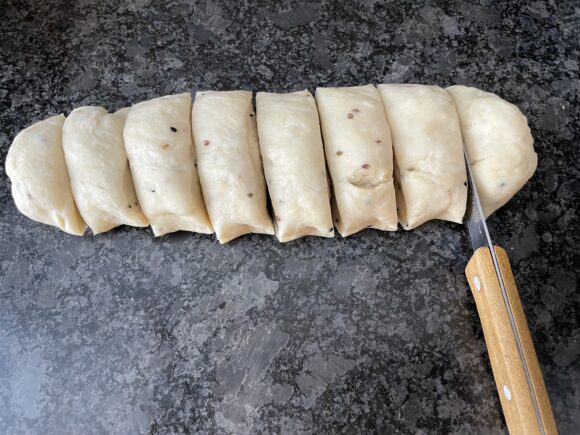 Divide the dough in equal part of stuffing,