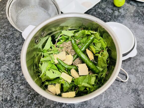 grind the mint leaves, coriander leaves, green chilies,