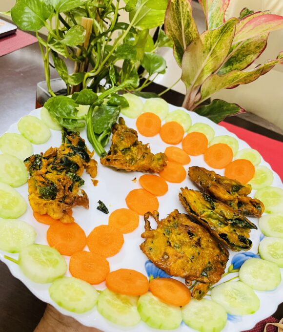 Pui(poi)Saag pakoda/Fritters