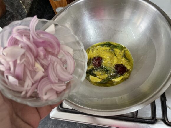 Add  curry leaves, onion, and garlic