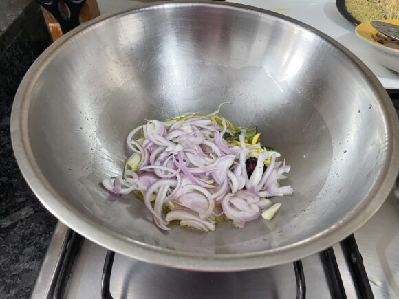 Add  curry leaves, onion, and garlic